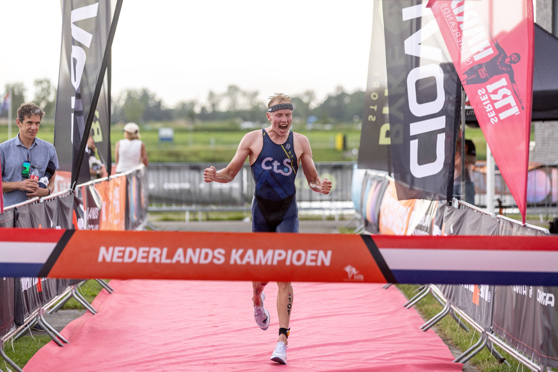 Niels van Lanen juichend over de finishlijn als Nederlands kampioen